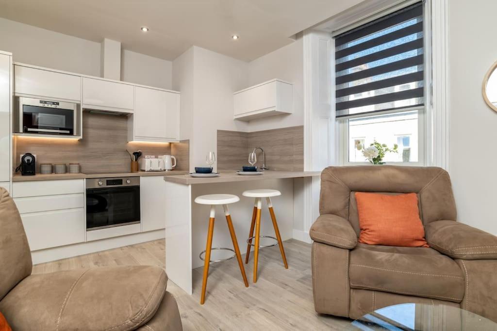 West End @ Netflix @ Newly Built Apartman Aberdeen Kültér fotó