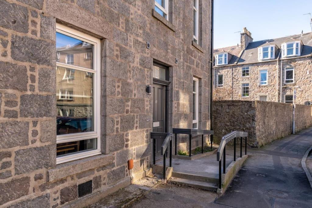 West End @ Netflix @ Newly Built Apartman Aberdeen Kültér fotó