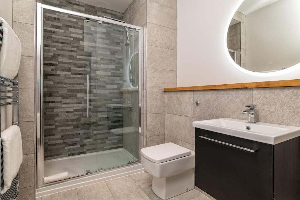 West End @ Netflix @ Newly Built Apartman Aberdeen Kültér fotó