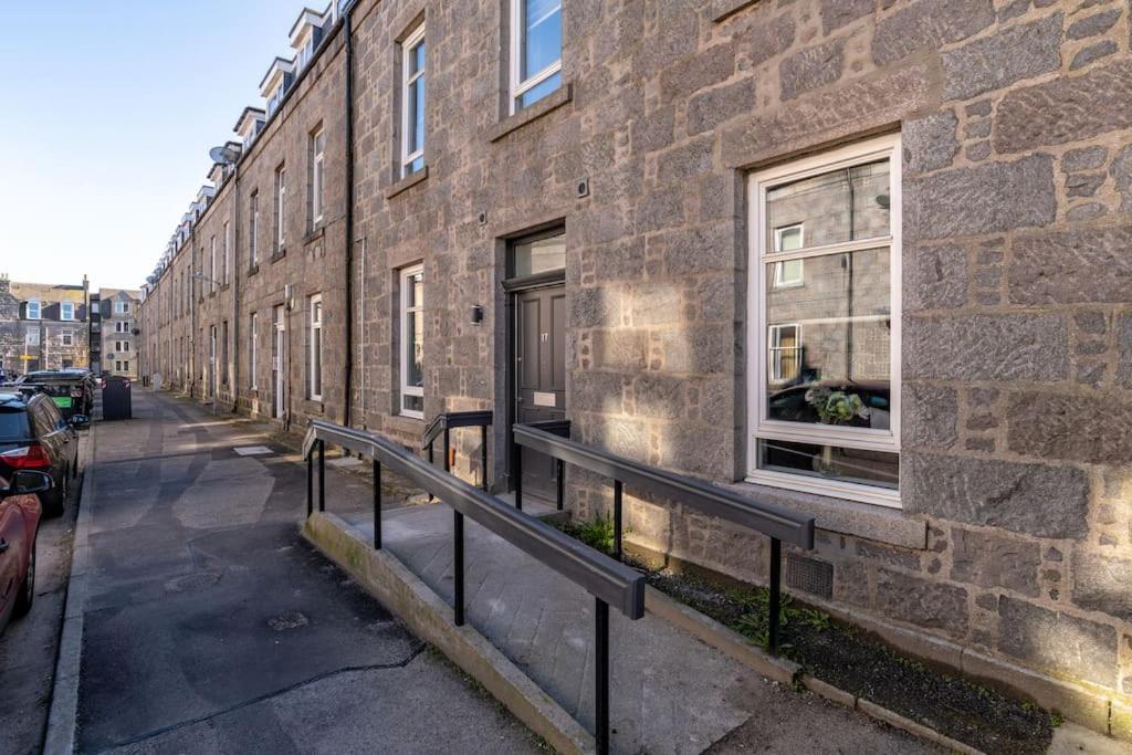West End @ Netflix @ Newly Built Apartman Aberdeen Kültér fotó