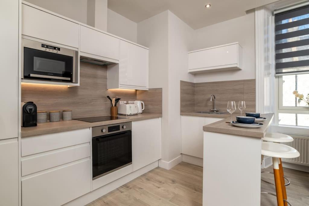 West End @ Netflix @ Newly Built Apartman Aberdeen Kültér fotó